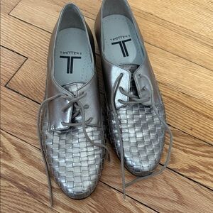 Women’s gold Trotters Leather Lace-Up Shoes